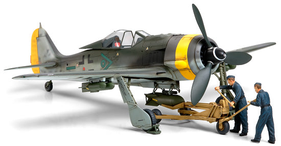 Tamiya 61104 Focke-Wulf Fw190 F-8/9 w/Bomb Loading Se
