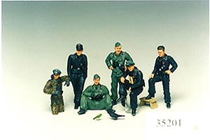 35201 TAMIYA GERMAN TANK CREW AT REST