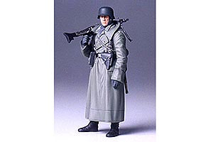36306 TAMIYA GERMAN MACHINE GUNNER (GREATCOAT)