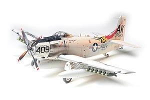 61058 TAMIYA SKYRAIDER U.S.NAVY