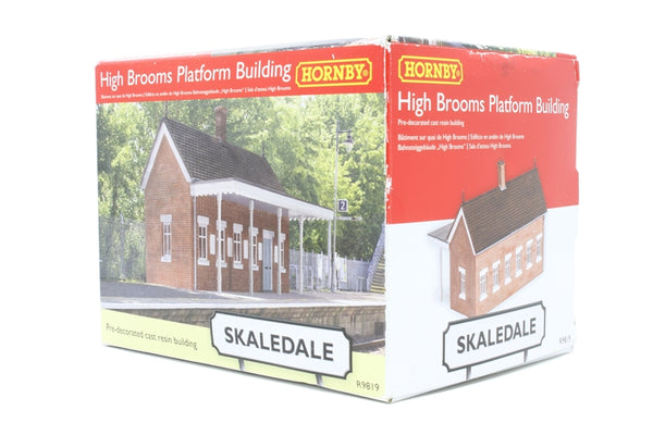 R9819 Hornby PRE-DECORATED CAST RESIN BUILDING HIGH BROOMS